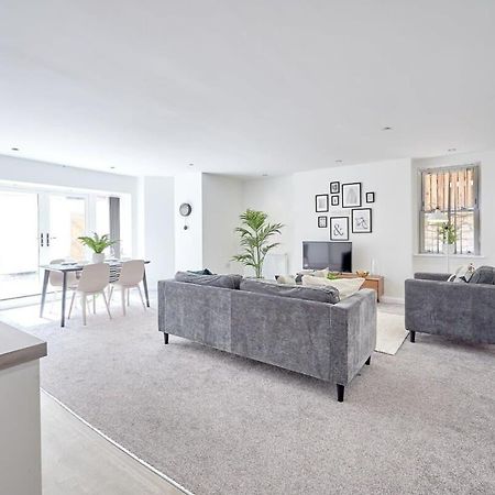 Modern 2 Bedroom Apartment In Preston Preston  Bagian luar foto